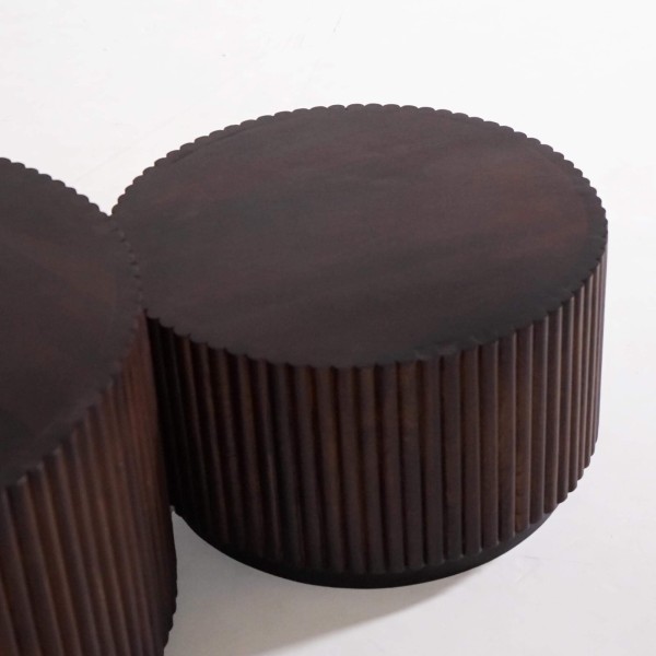 Set aus 2 runden Design-Couchtischen aus Massivholz – Sohana