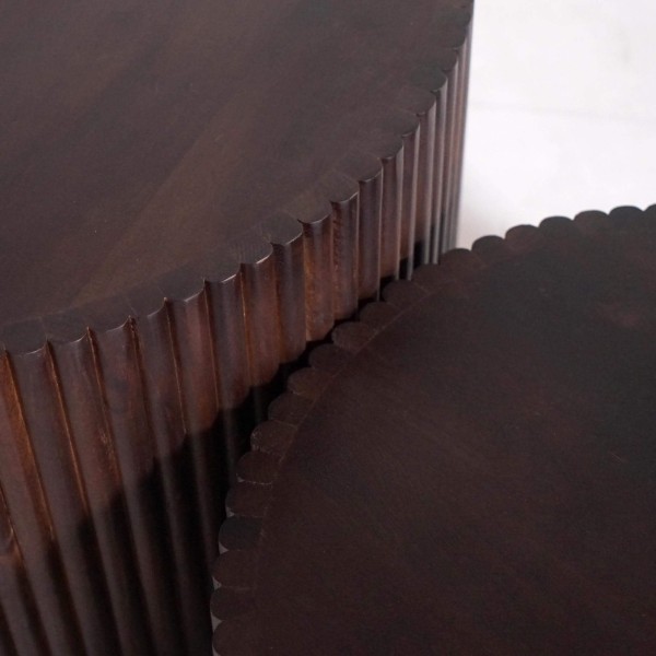 Set aus 2 runden Design-Couchtischen aus Massivholz – Sohana