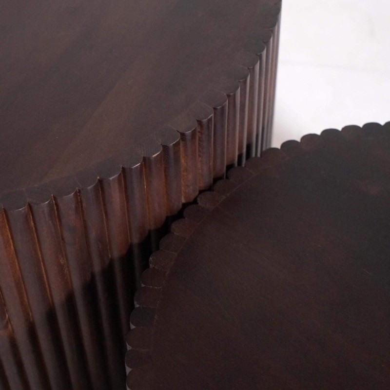 Set aus 2 runden Design-Couchtischen aus Massivholz – Sohana