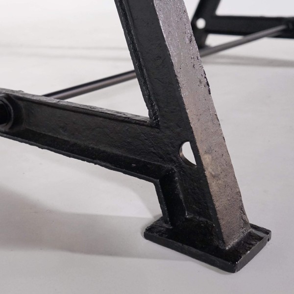 Esstisch im industriellen Stil aus Massivholz mit Gusseisenbeinen – Hudson