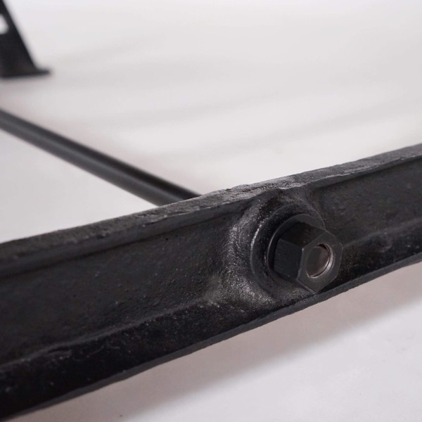 Esstisch im industriellen Stil aus Massivholz mit Gusseisenbeinen – Hudson