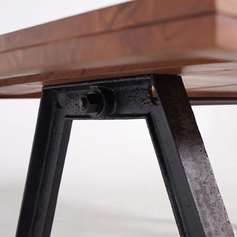 Esstisch im industriellen Stil aus Massivholz mit Gusseisenbeinen – Hudson