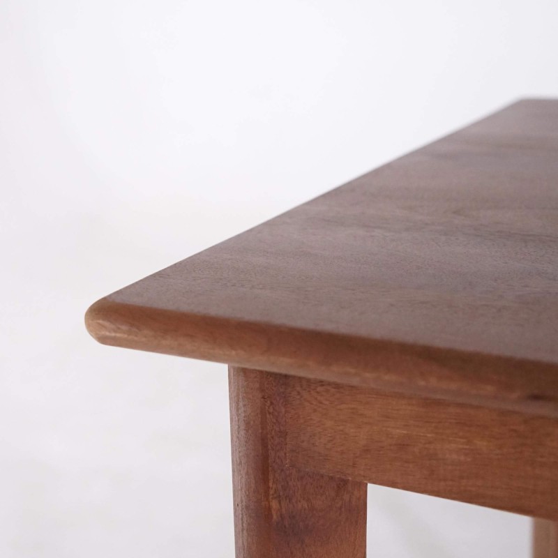 Rechteckiger Esstisch aus massivem Mangoholz