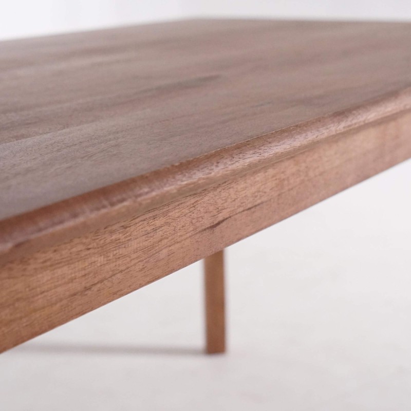 Rechteckiger Esstisch aus massivem Mangoholz