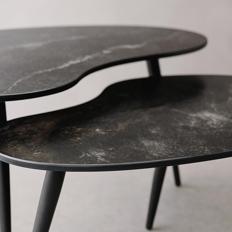 Set aus 2 organisch geformten Keramik-Couchtischen