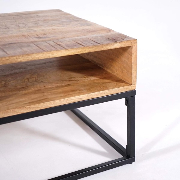 Couchtisch aus massivem Mangoholz mit Metallgestell