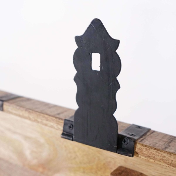 Wohnzimmertisch mit Stauraum aus Massivholz