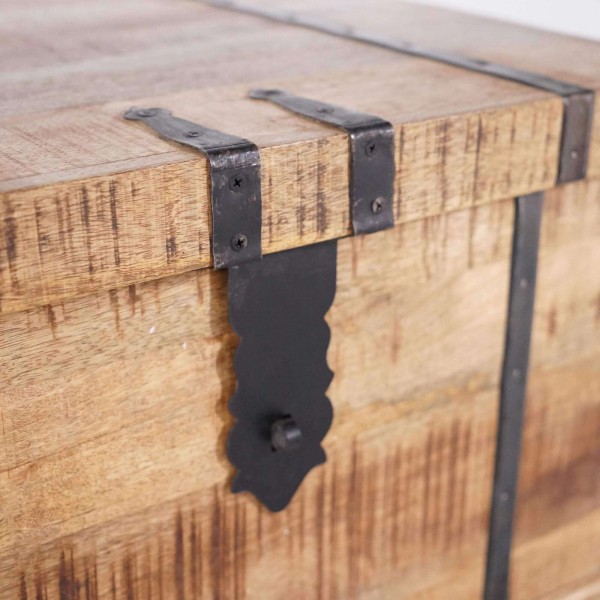 Wohnzimmertisch mit Stauraum aus Massivholz