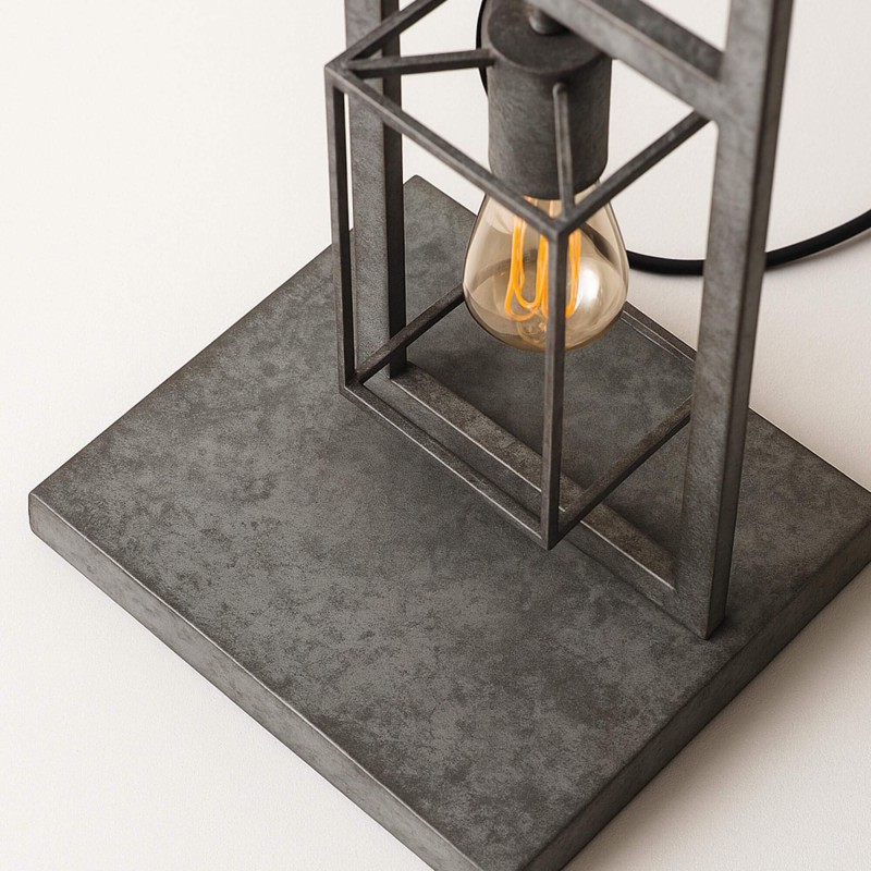 Stehlampe im industriellen Stil aus Metall – Nocta