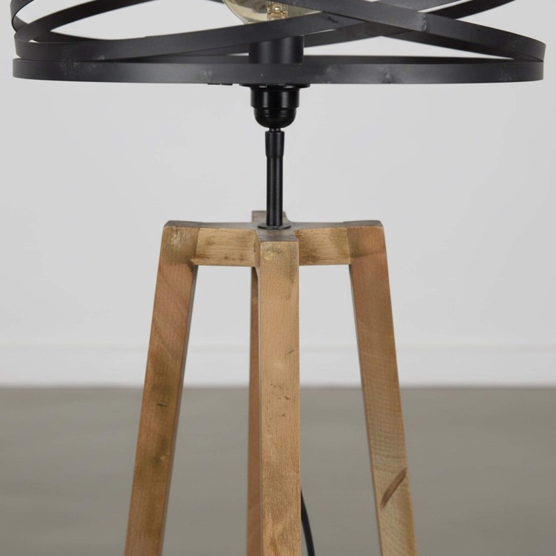 Stehlampe für das Wohnzimmer im industriellen Stil aus Holz mit gedrehtem Metallschirm – Twist