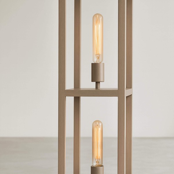 Stehlampe aus Metall für das Wohnzimmer mit LED-Beleuchtung im Industriestil – Strukt