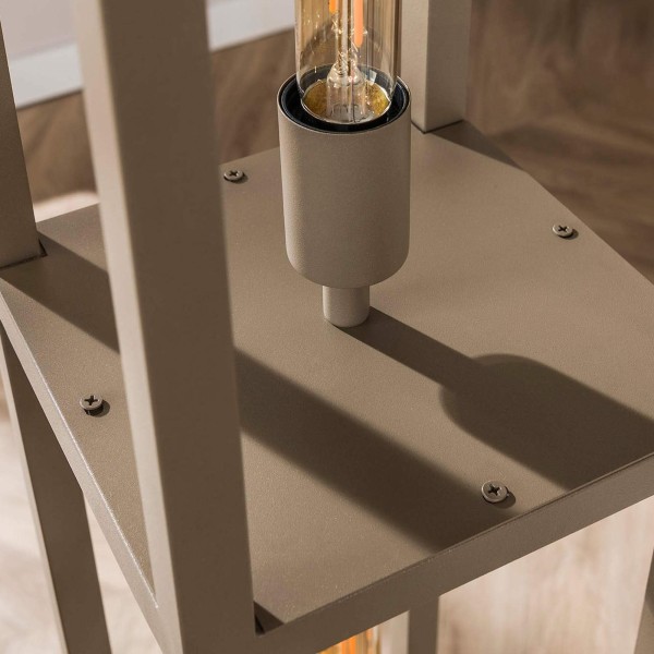 Stehlampe aus Metall für das Wohnzimmer mit LED-Beleuchtung im Industriestil – Strukt