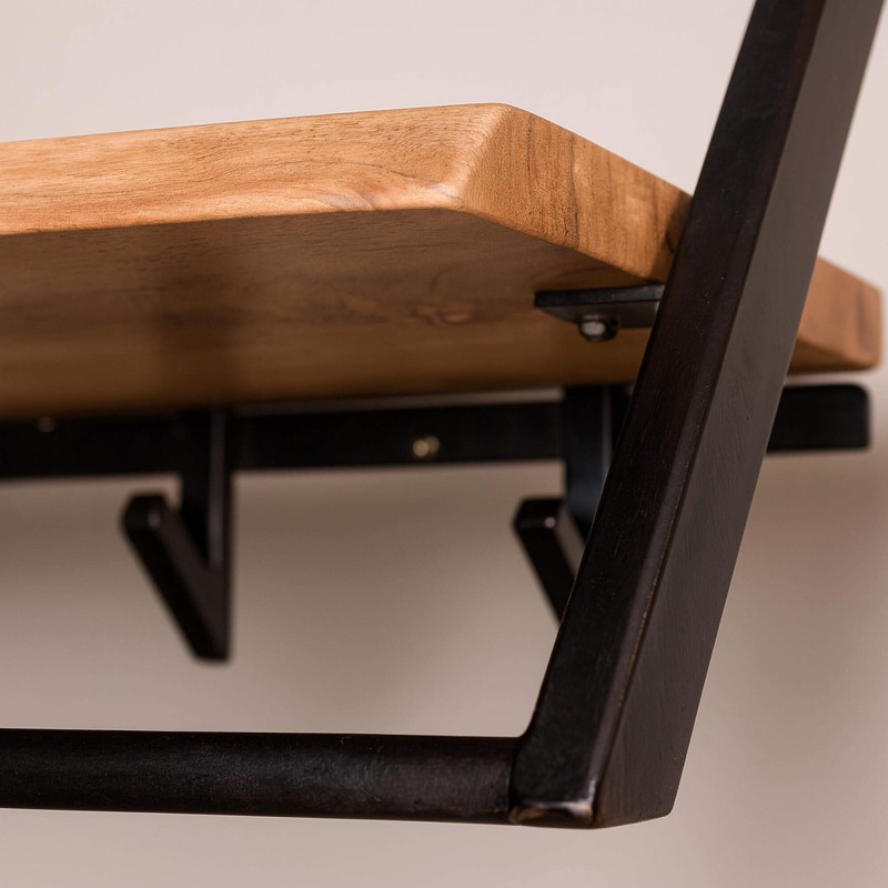 Wandgarderobe aus Metall mit Ablage aus Massivholz – Lean