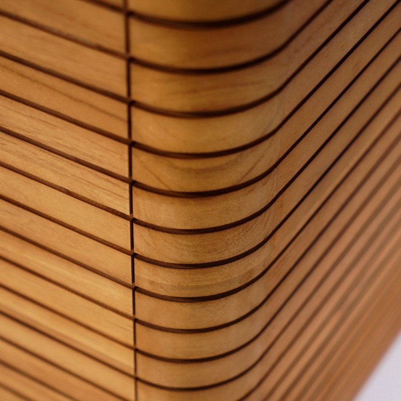 Hängendes Badmöbel aus Teakholz - Lattis