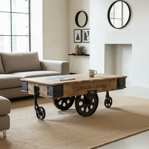 Industrieller Couchtisch aus Massivholz mit Metallrädern