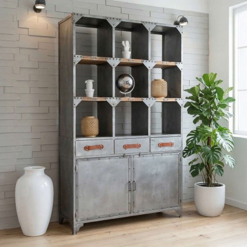 Industrieller Geschirrschrank mit natürlichem Finish