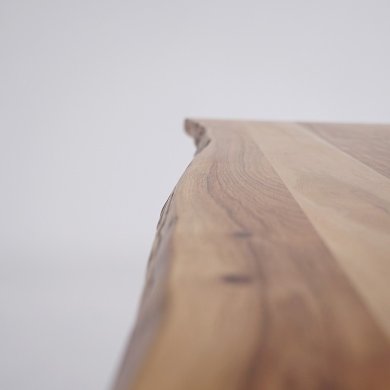 Esstisch aus Massivholz mit Mikado-Metallgestell und natürlicher Baumkante 200 cm