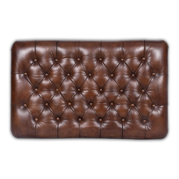 Gepolsterter Fußhocker mit Knopfheftung aus echtem braunem Leder