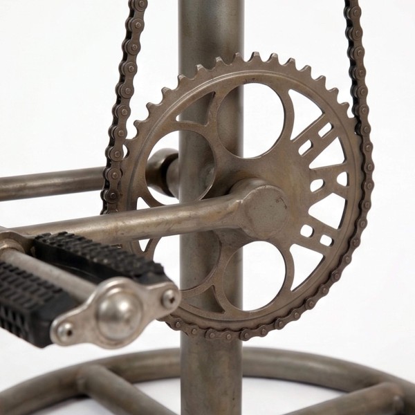 Industrieller Barhocker mit Pedalen