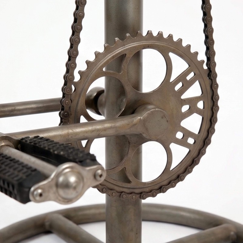 Industrieller Barhocker mit Pedalen