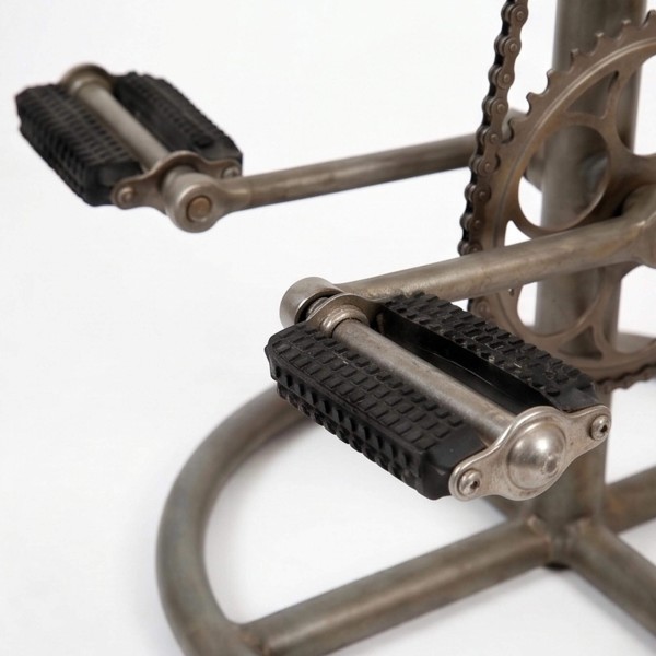 Industrieller Barhocker mit Pedalen