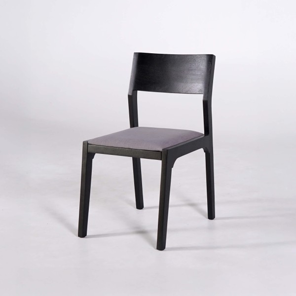 Schwarzer Stuhl aus Naturholz und grauem Stoff - Elegance