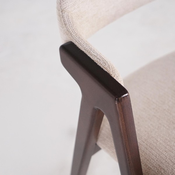 Stuhl aus Buchenholz mit Nussbaum-Finish und beigem Bouclé-Stoff - Lykke
