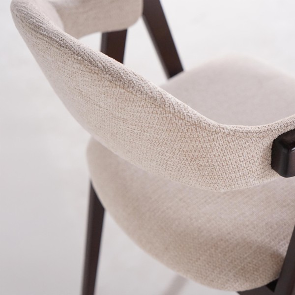 Stuhl aus Buchenholz mit Nussbaum-Finish und beigem Bouclé-Stoff - Lykke