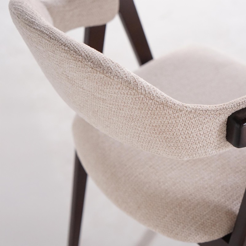 Stuhl aus Buchenholz mit Nussbaum-Finish und beigem Bouclé-Stoff - Lykke