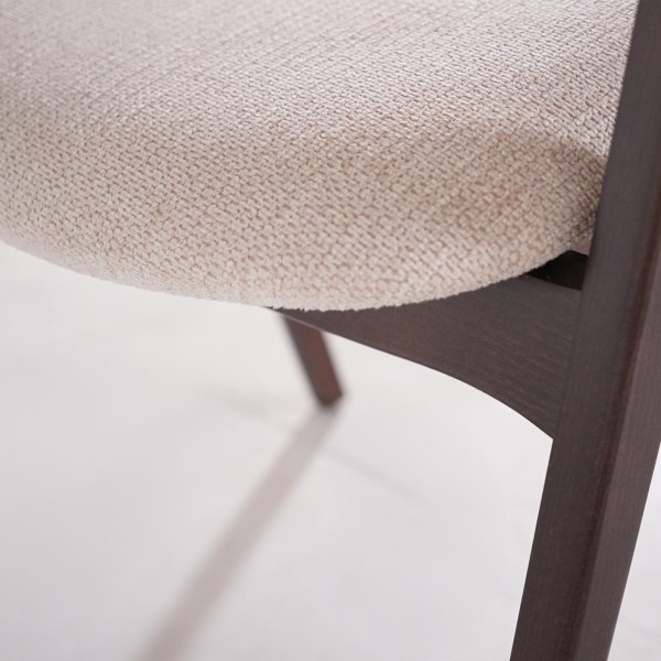 Stuhl aus Buchenholz mit Nussbaum-Finish und beigem Bouclé-Stoff - Lykke
