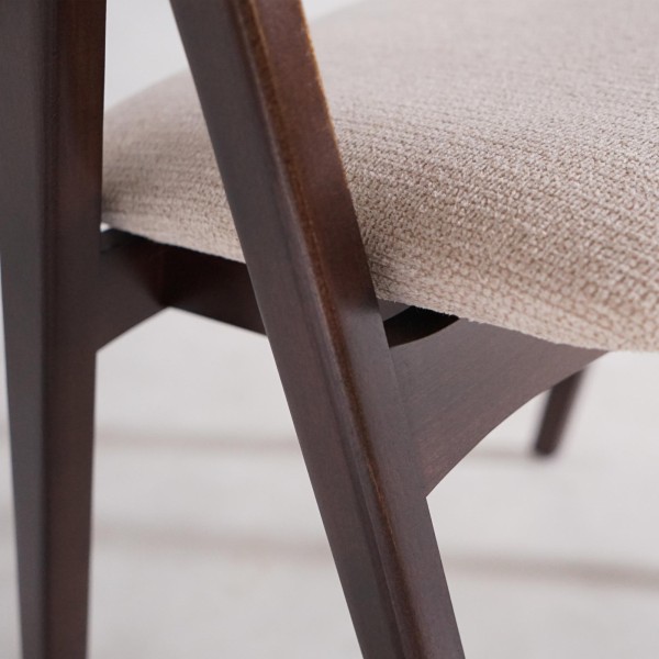 Stuhl aus Buchenholz mit Nussbaum-Finish und beigem Bouclé-Stoff - Lykke
