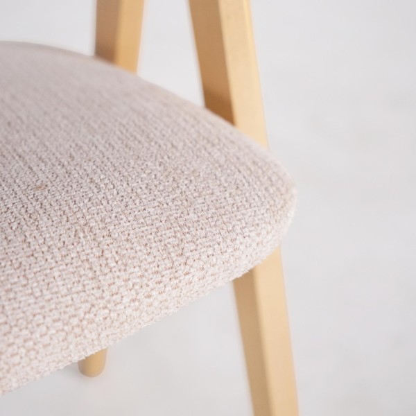 Stuhl aus Naturholz und beige Bouclé-Stoff – Lykke