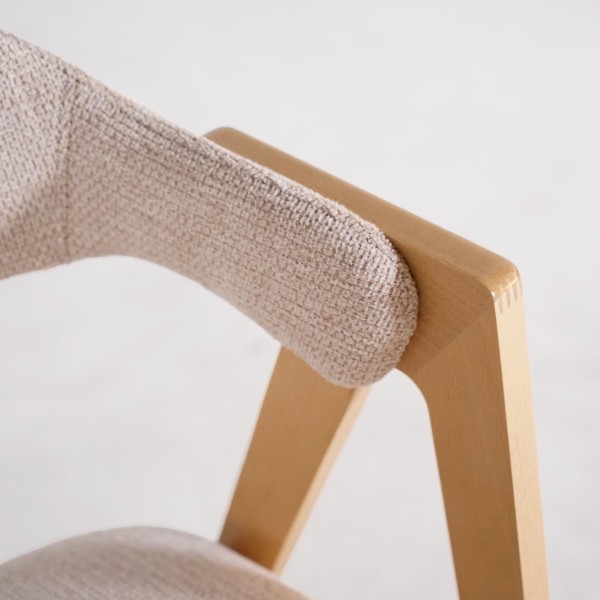 Stuhl aus Naturholz und beige Bouclé-Stoff – Lykke