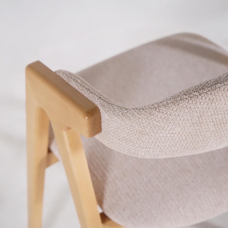 Stuhl aus Naturholz und beige Bouclé-Stoff – Lykke