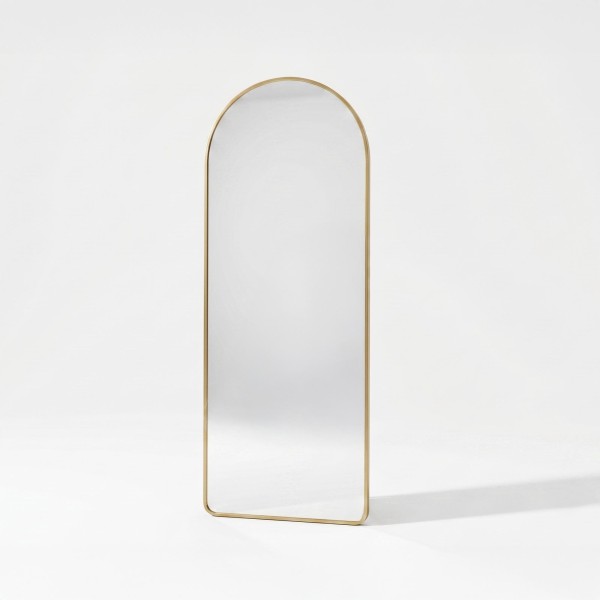Großer Standspiegel in Bogenform mit goldfarbenem Metallrahmen 60 x 165 cm