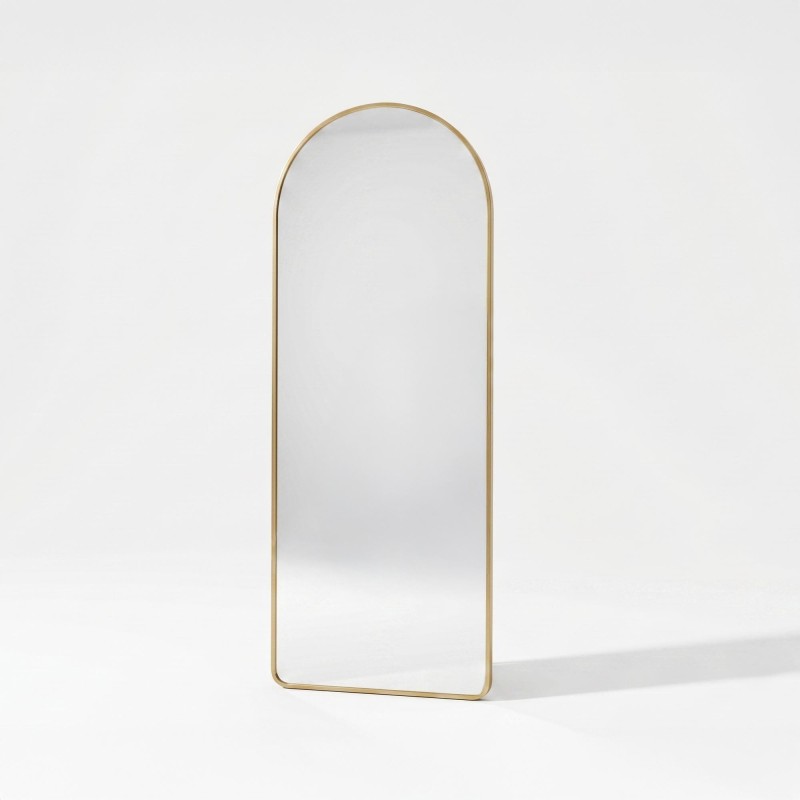 Großer Standspiegel in Bogenform mit goldfarbenem Metallrahmen 60 x 165 cm