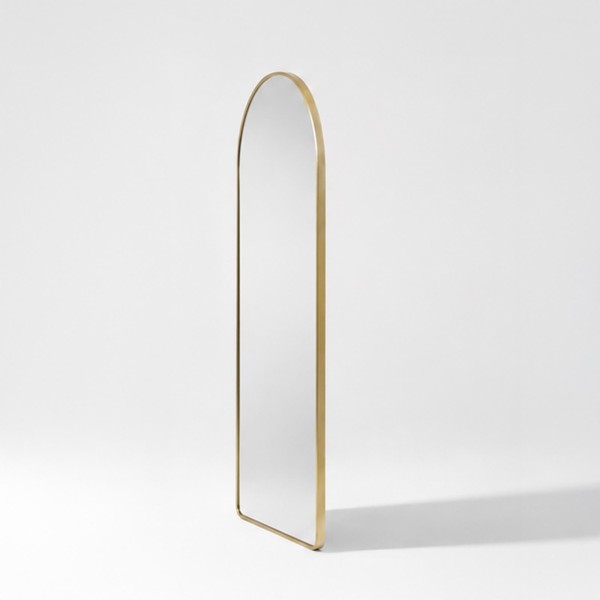 Großer Standspiegel in Bogenform mit goldfarbenem Metallrahmen 60 x 165 cm