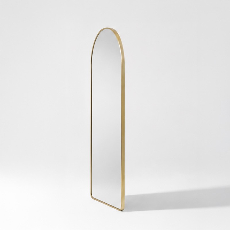 Großer Standspiegel in Bogenform mit goldfarbenem Metallrahmen 60 x 165 cm