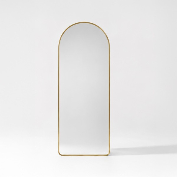 Großer Standspiegel in Bogenform mit goldfarbenem Metallrahmen 60 x 165 cm