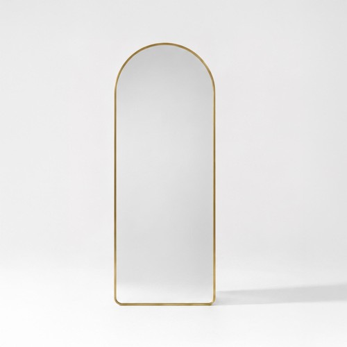 Großer Standspiegel in Bogenform mit goldfarbenem Metallrahmen 60 x 165 cm