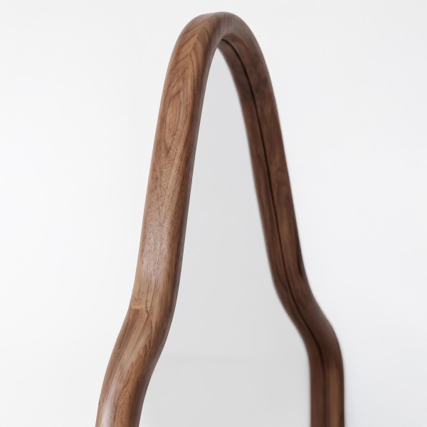 Design-Wandspiegel in organischer Form mit Massivholzrahmen 80 x 160 cm