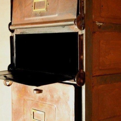 Industrielles Postbotenmöbel in Rostoptik
