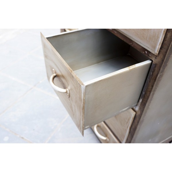 Industrielles Sideboard mit antikem Finish
