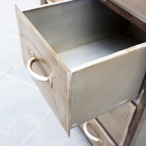 Industrielles Sideboard mit antikem Finish