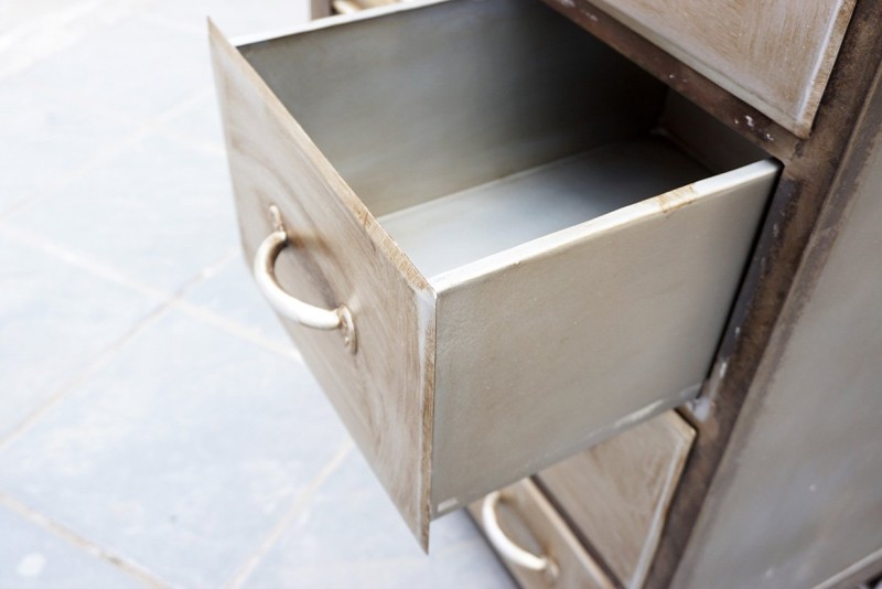 Industrieschrank mit Antik-Finish