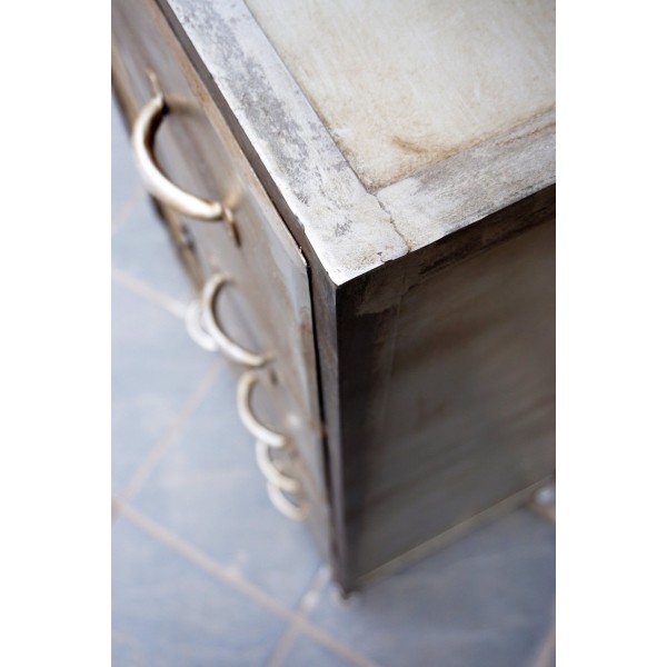 Industrielles Sideboard mit antikem Finish