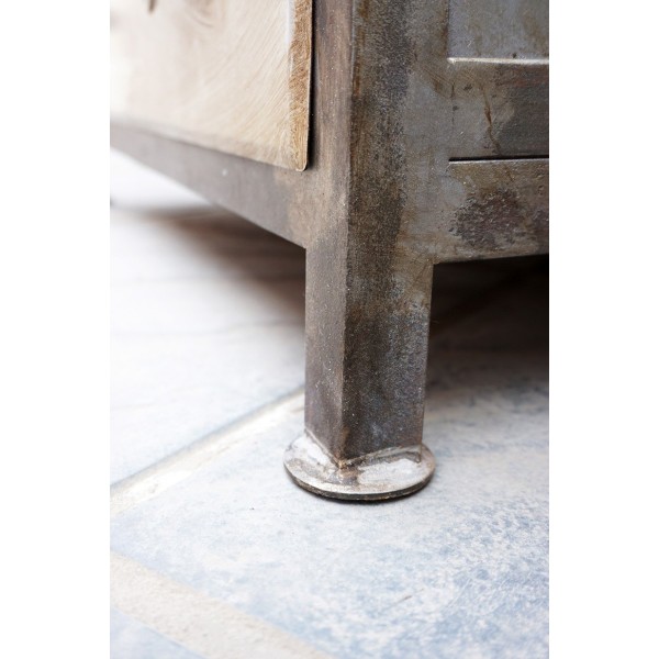 Industrielles Sideboard mit antikem Finish