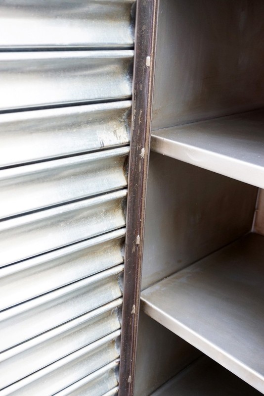 Industrieschrank mit Antik-Finish