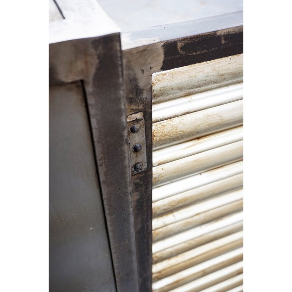 Industrielles Sideboard mit antikem Finish