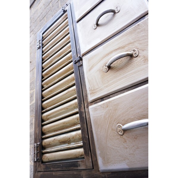 Industrielles Sideboard mit antikem Finish